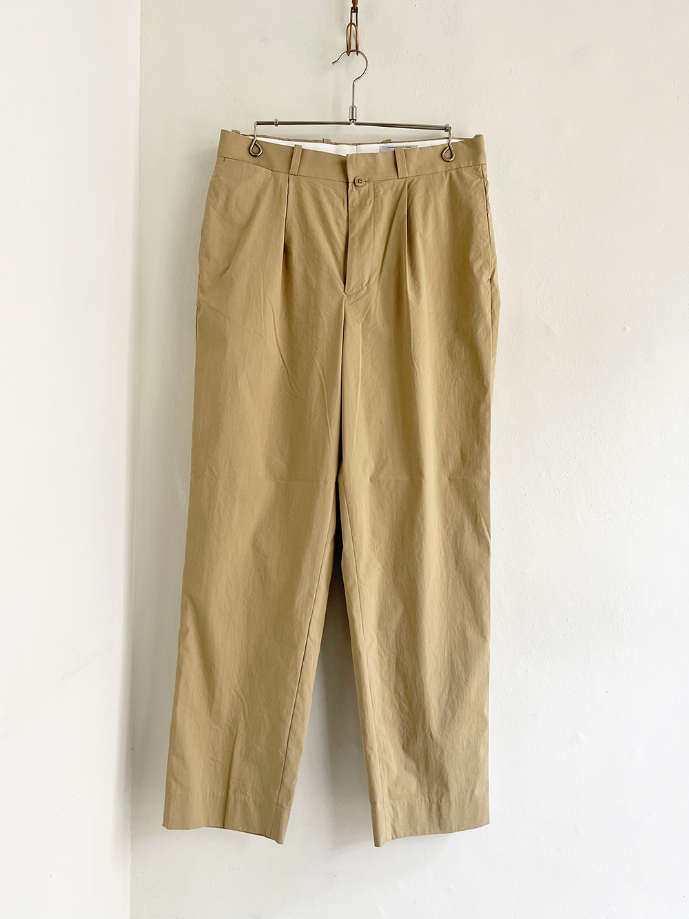 【YAECA】タックテーパードC/N 12645/ KHAKI