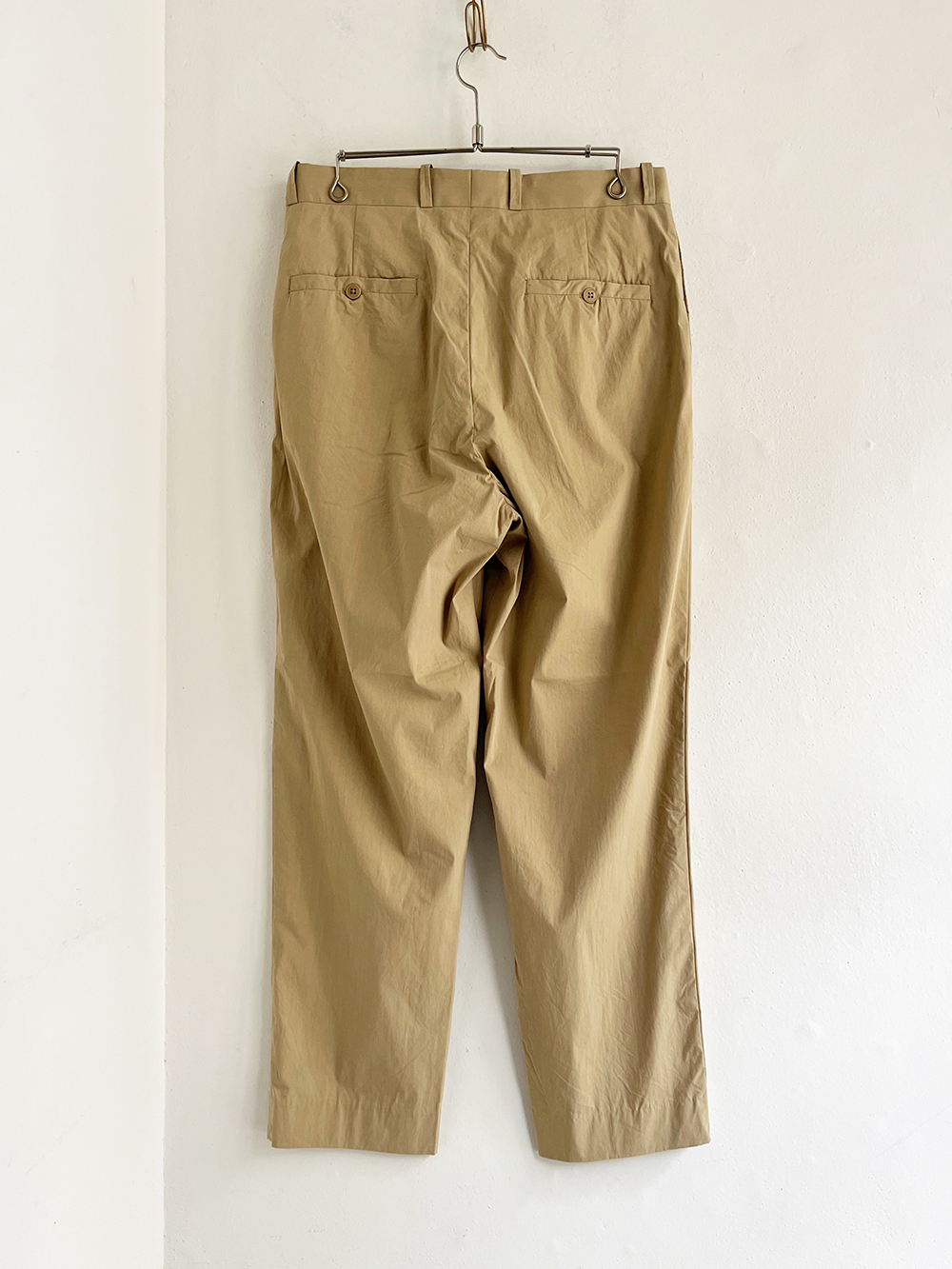 【YAECA】タックテーパードC/N 12645/ KHAKI